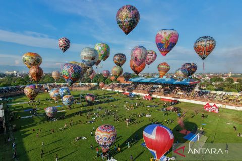 Meriahnya festival balon udara Syawalan di Pekalongan