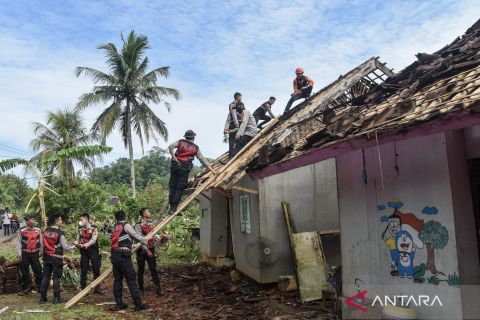 Puluhan rumah rusak diterjang angin puting beliung di Ciamis