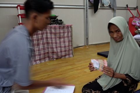 Baznas salurkan santunan Lebaran bagi penghuni huntara Salareh Aia