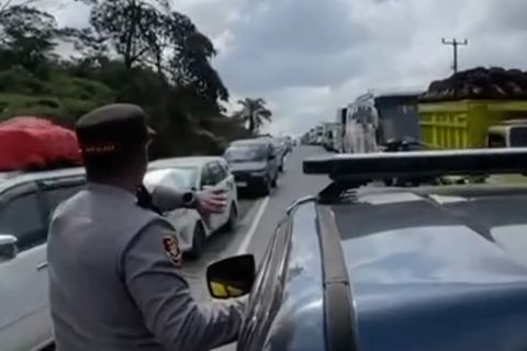 Jalintim Palembang-Jambi macet, jalur alternatif mulai diberlakukan