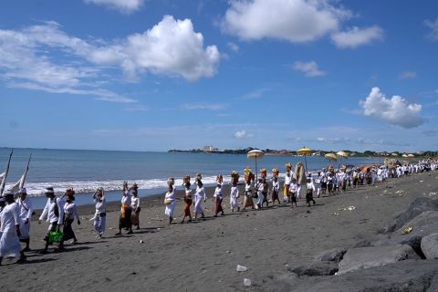 Jelang Nyepi, ribuan umat hindu ikuti ritual melasti