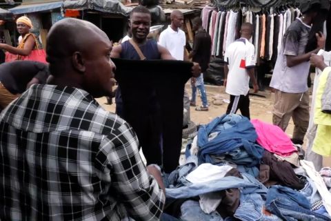 Pakaian impor dari China makin populer di Pantai Gading