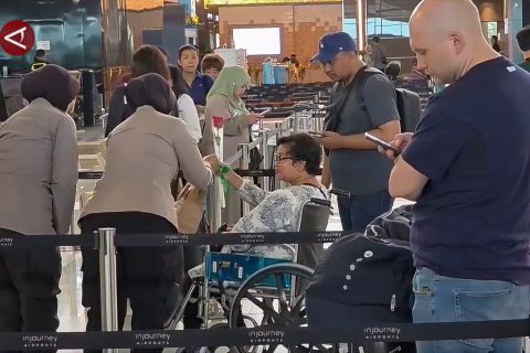 Polisi bagikan bunga untuk pemudik di Bandara Soekarno-Hatta