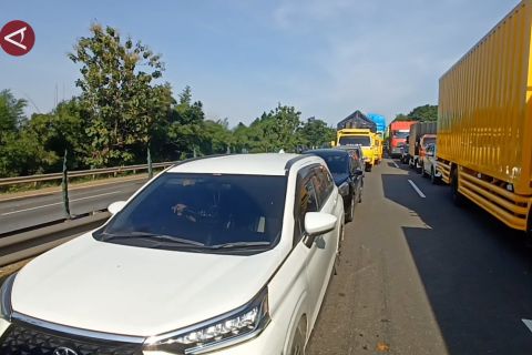 Ruas tol Serang-Merak macet panjang imbas kecelakaan di KM 76