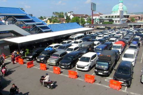 Antrean kendaraan pelabuhan Ketapang Banyuwangi capai tiga kilometer