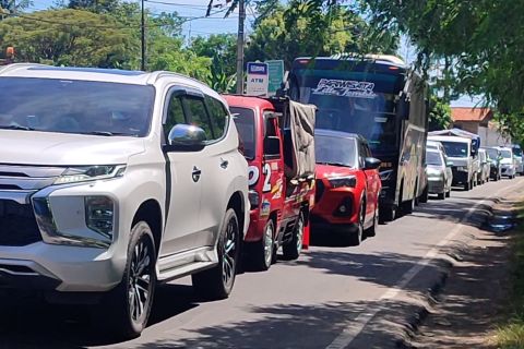 Arus wisata Anyer padat pada H+3 Idul Fitri, polisi terapkan one way