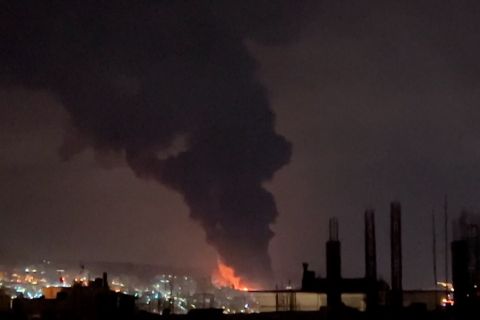 Asap hitam membubung usai kilang Shahran di Teheran terkena serangan