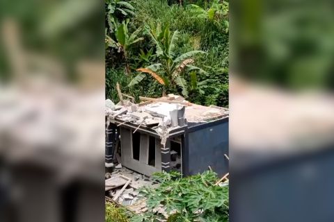 Curah hujan tinggi picu tanah bergerak di Sukabumi, 144 rumah rusak