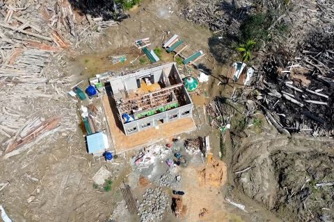 Gotong royong warga Tapanuli Selatan membangun kembali masjid desa