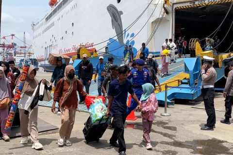 H+7 Lebaran, puncak arus balik penumpang kapal di pelabuhan Trisakti