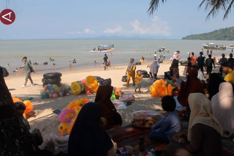 Hari kedua Lebaran, wisata Pantai Pandan Sumut kembali bergeliat