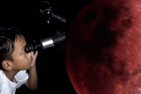 Hujan tak halangi antusiasme pecinta astronomi amati Gerhana Bulan