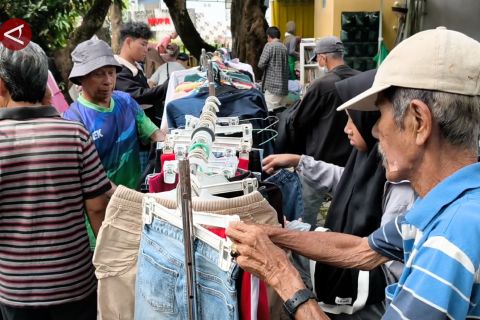 Jelang Lebaran, puluhan warga berburu baju layak pakai di Jolijolan