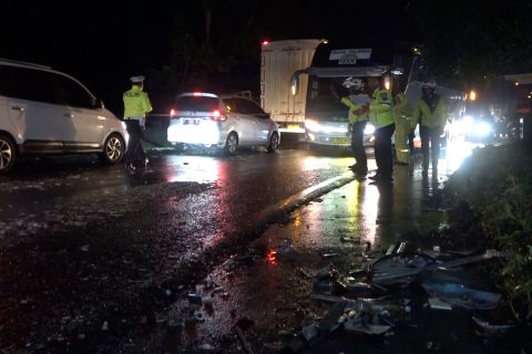 Kecelakaan minibus dan truk terjadi di Garut