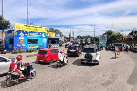 Kendaraan wisatawan padati jalur menuju Anyer