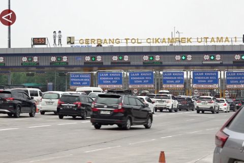 Kepadatan arus di Tol Cikampek terurai saat one way nasional berlaku