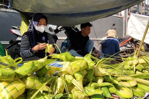 Lebaran jadi ladang rezeki bagi pembuat selongsong ketupat