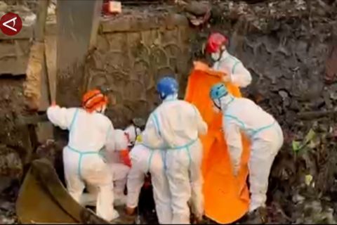 Longsor Bantargebang, 6 korban tewas dievakuasi dan 1 masih dicari