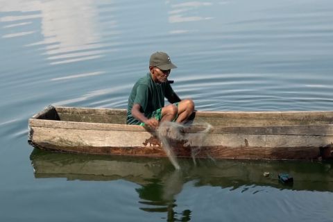 Menjala ikan bilis di Danau Singkarak, lanjutkan hidup usai bencana