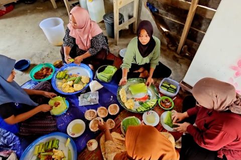 Merawat hangat Lebaran lewat Timpan di dapur