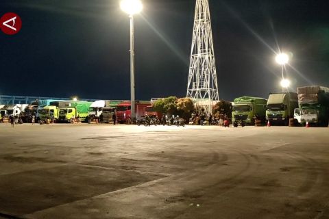 Polda Banten alihkan truk ke kantong parkir di masa pembatasan