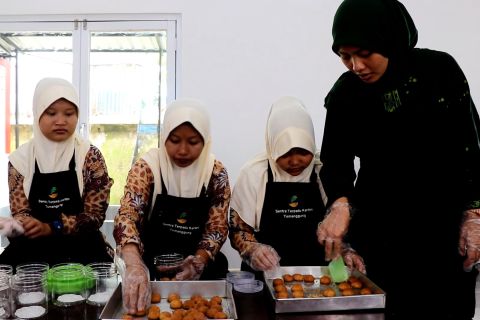 Peluang mandiri dari pembuatan kue lebaran di Sentra Terpadu Kartini