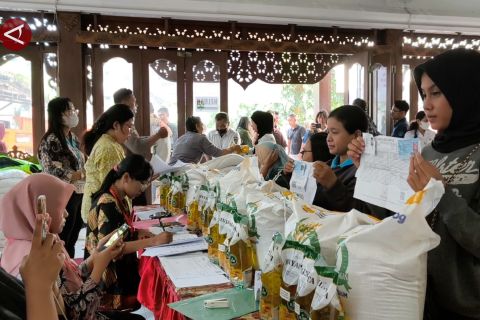 Penyaluran perdana Bantuan Pangan di Solo berupa beras dan Minyakita