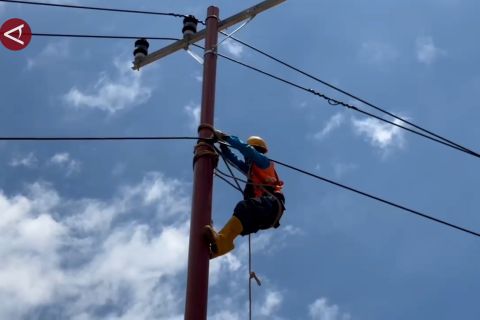 PLN perbaiki jaringan listrik rusak akibat banjir susulan di Tukka