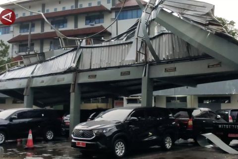 Angin kencang terjang Semarang, kantor Gubernur Jateng terdampak