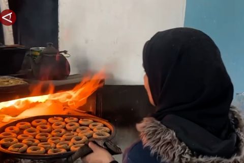 Kue kurma beri kebahagiaan kecil dalam persiapan Idul Fitri di Gaza