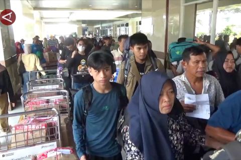 Pemudik padati Pelabuhan Tanjung Perak Surabaya