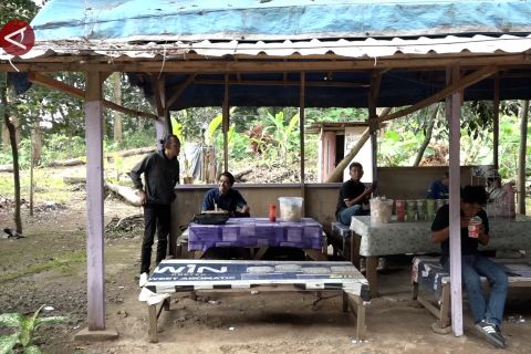 Pengendara motor manfaatkan warung gubuk di Alas Roban untuk istirahat