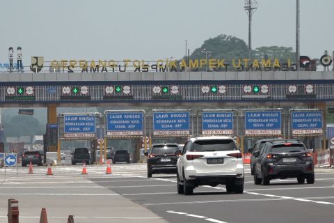 Sepekan jelang Lebaran 2026, arus di GT Cikampek Utama ramai lancar