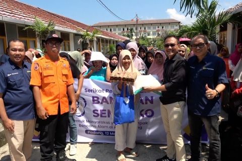 Suka cita penyintas bencana di Padang terima paket lebaran Pegadaian