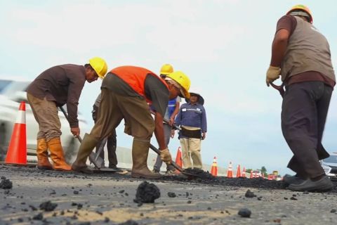 Jalan berlubang di sepanjang koridor Tol Trans Jawa diperbaiki