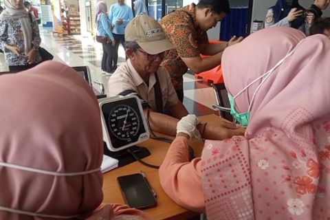 Kurangi risiko kecelakaan, Dinkes Madiun cek kesehatan puluhan kru bus