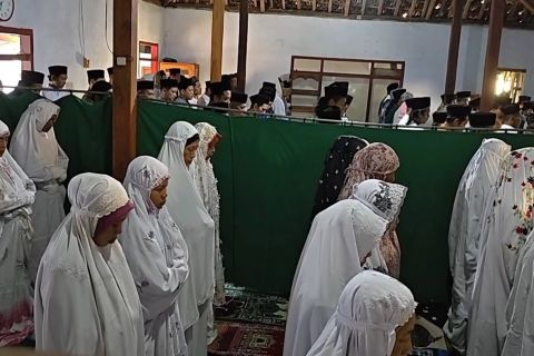 Jamaah Tarekat Syattariyah Ponorogo melaksanakan Shalat Id hari ini