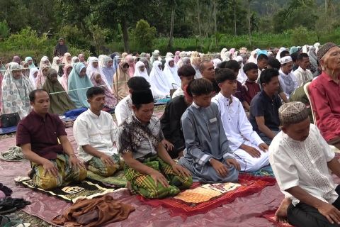 Shalat Id di bekas galodo, warga Agam bangkit dari duka