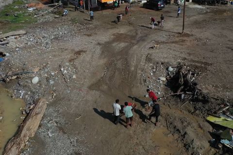 Berbalut semangat gotong royong, warga Agusen siap sambut Idul Fitri