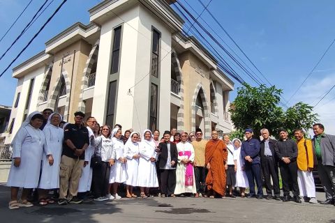 Uskup Agung Semarang ikuti safari Idul Fitri ke Jemaah Ahmadiyah
