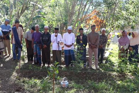 Di pusara yang hancur, Warga Agusen menyambung rindu Lebaran