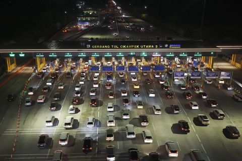 Malam puncak arus balik Lebaran di GT Cikatama ramai pemilir