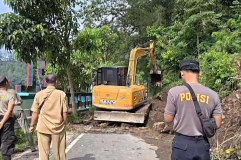 Longsor akibat hujan deras tutup akses wisata di Ponorogo