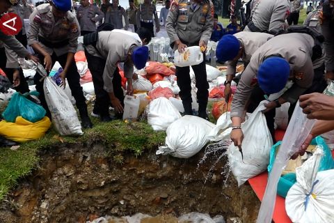 Polda Maluku musnahkan 15 ton miras ilegal hasil razia