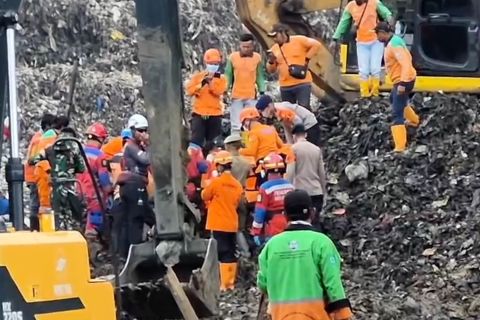 Tim SAR temukan 1 jenazah korban longsor TPST Bantargebang