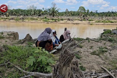 Tradisi ziarah Lebaran di atas tanah yang hilang