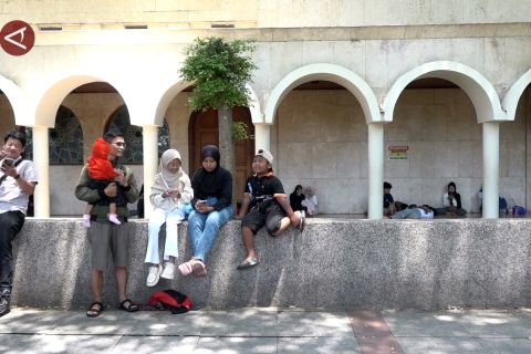 Warga padati Masjid Agung Bandung saat libur jelang Lebaran