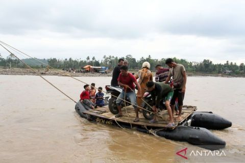 Jalan putus diterjang banjir, warga Aceh Utara nekat seberangi sungai pakai perahu karet