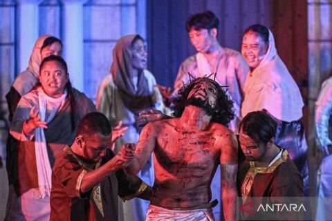 Visualisasi Jalan Salib dalam Ibadah Jumat Agung di Gereja Katedral Jakarta