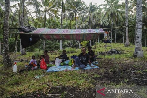 Warga mengungsi mandiri untuk antisipasi gempa susulan di Bukit Mayau